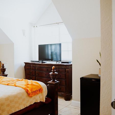 Shangri-La Boutique Bed & Breakfast West Bay Exteriör bild
