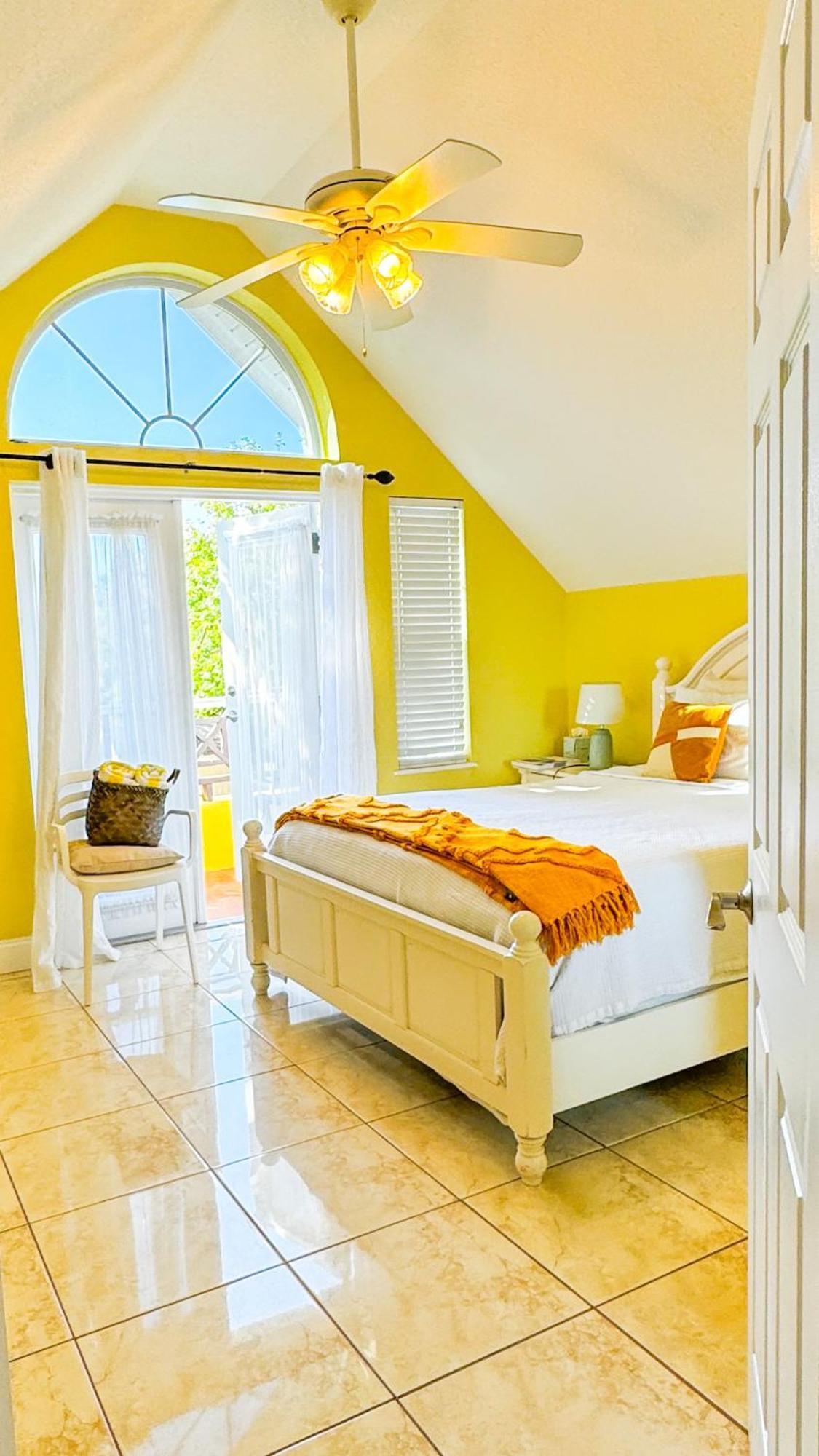 Shangri-La Boutique Bed & Breakfast West Bay Exteriör bild