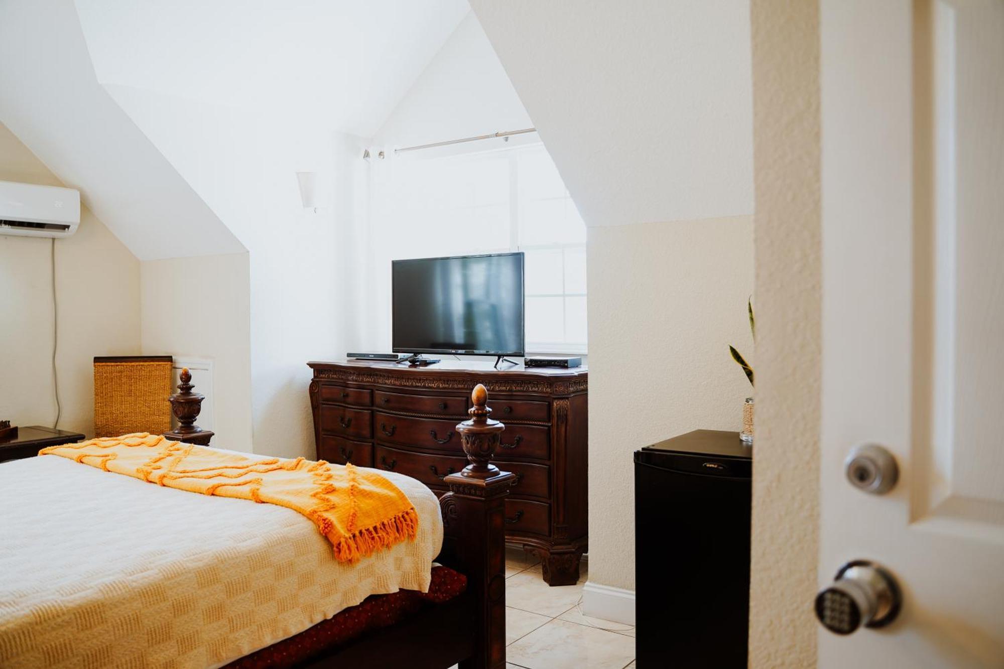 Shangri-La Boutique Bed & Breakfast West Bay Exteriör bild