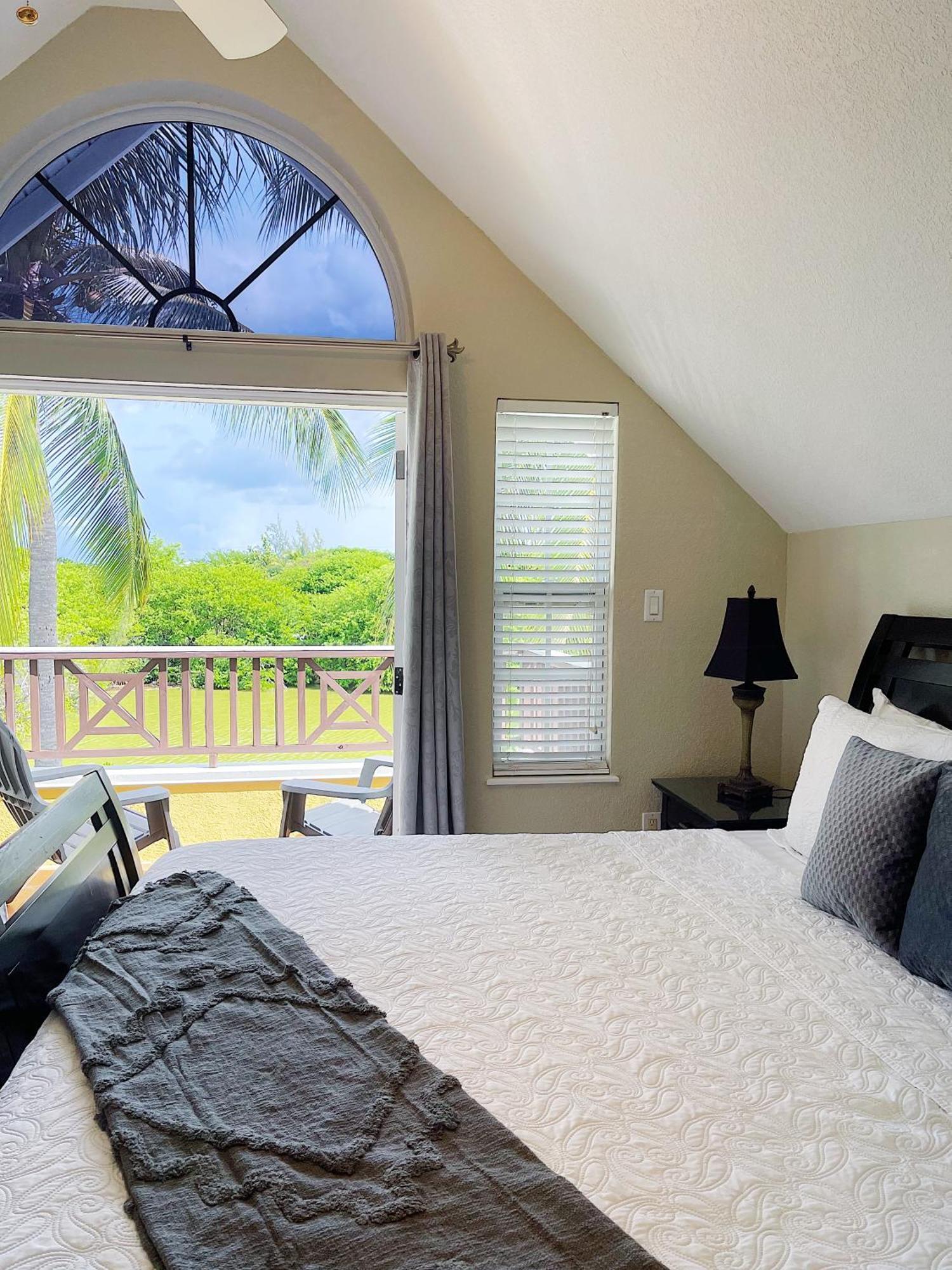 Shangri-La Boutique Bed & Breakfast West Bay Exteriör bild