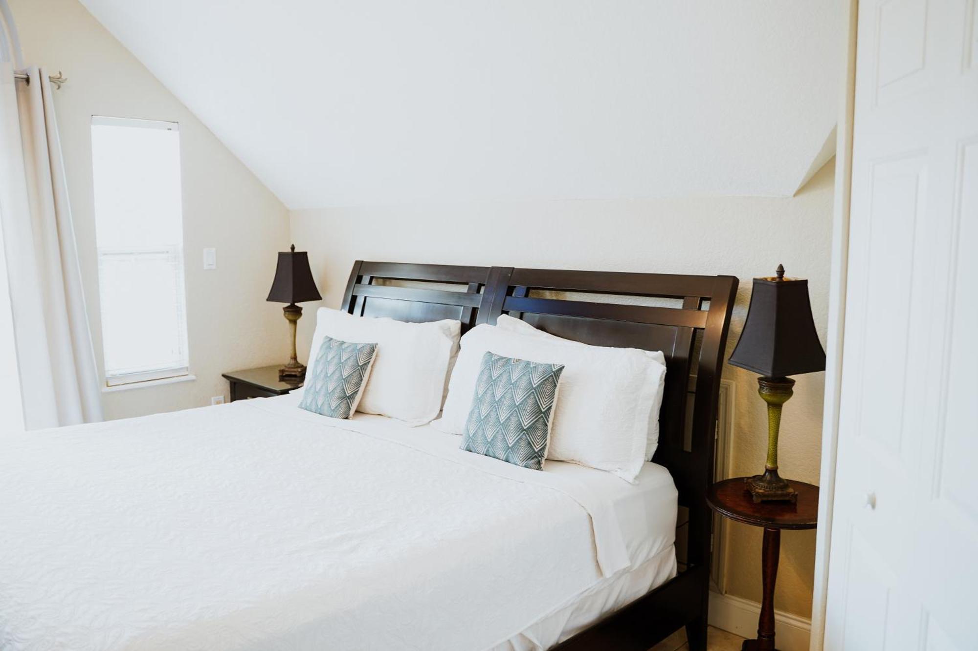 Shangri-La Boutique Bed & Breakfast West Bay Exteriör bild