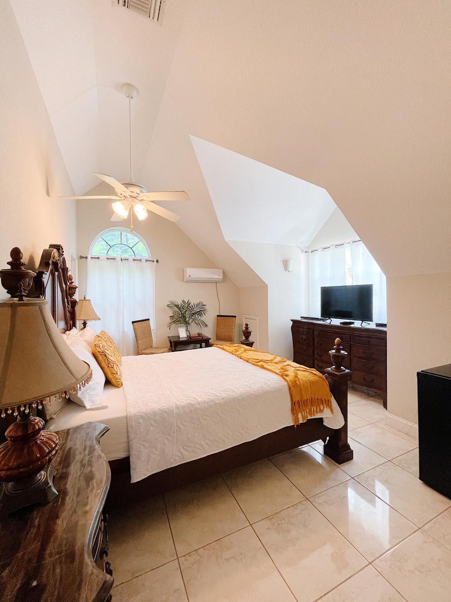 Shangri-La Boutique Bed & Breakfast West Bay Exteriör bild