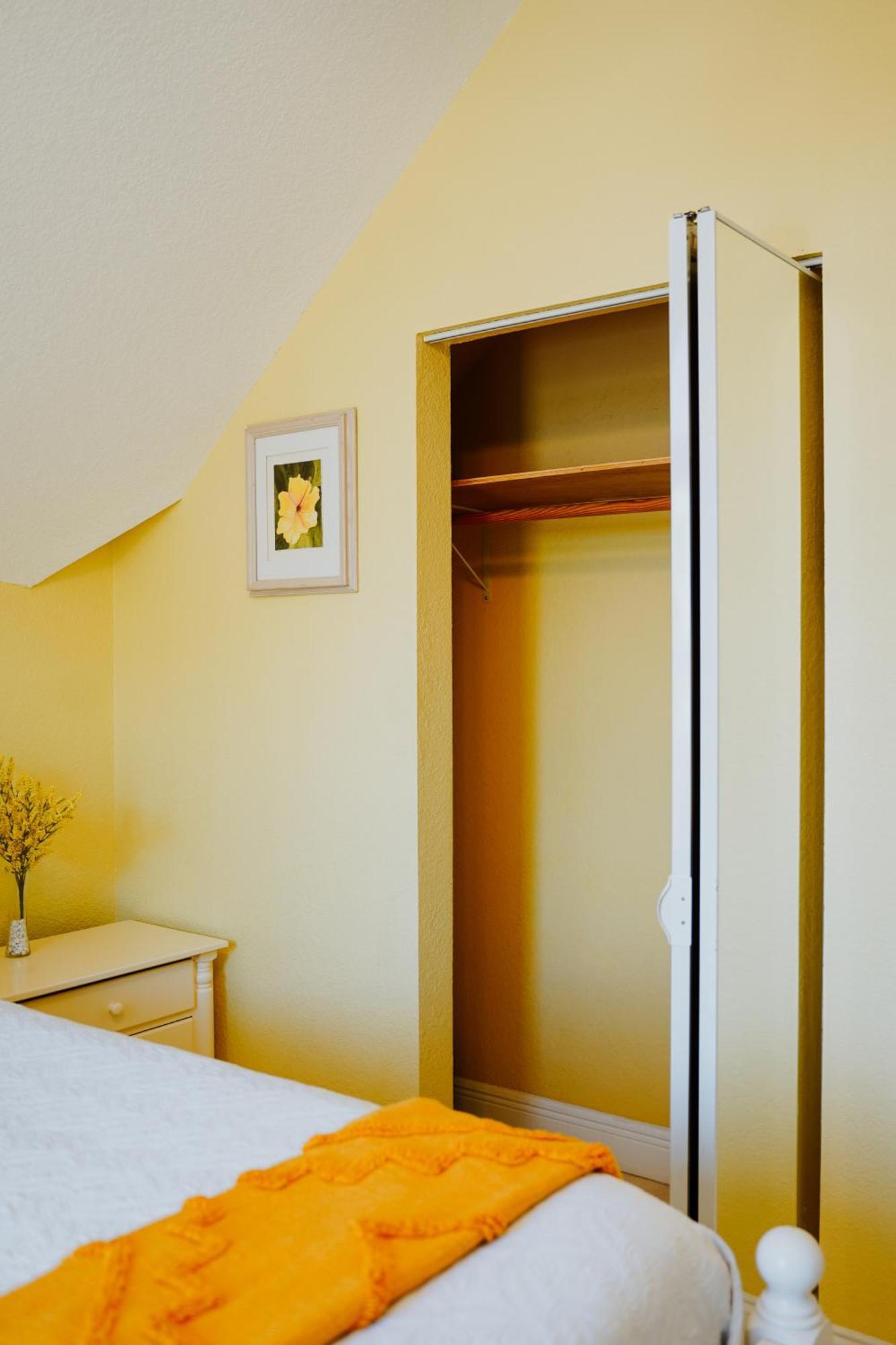 Shangri-La Boutique Bed & Breakfast West Bay Exteriör bild