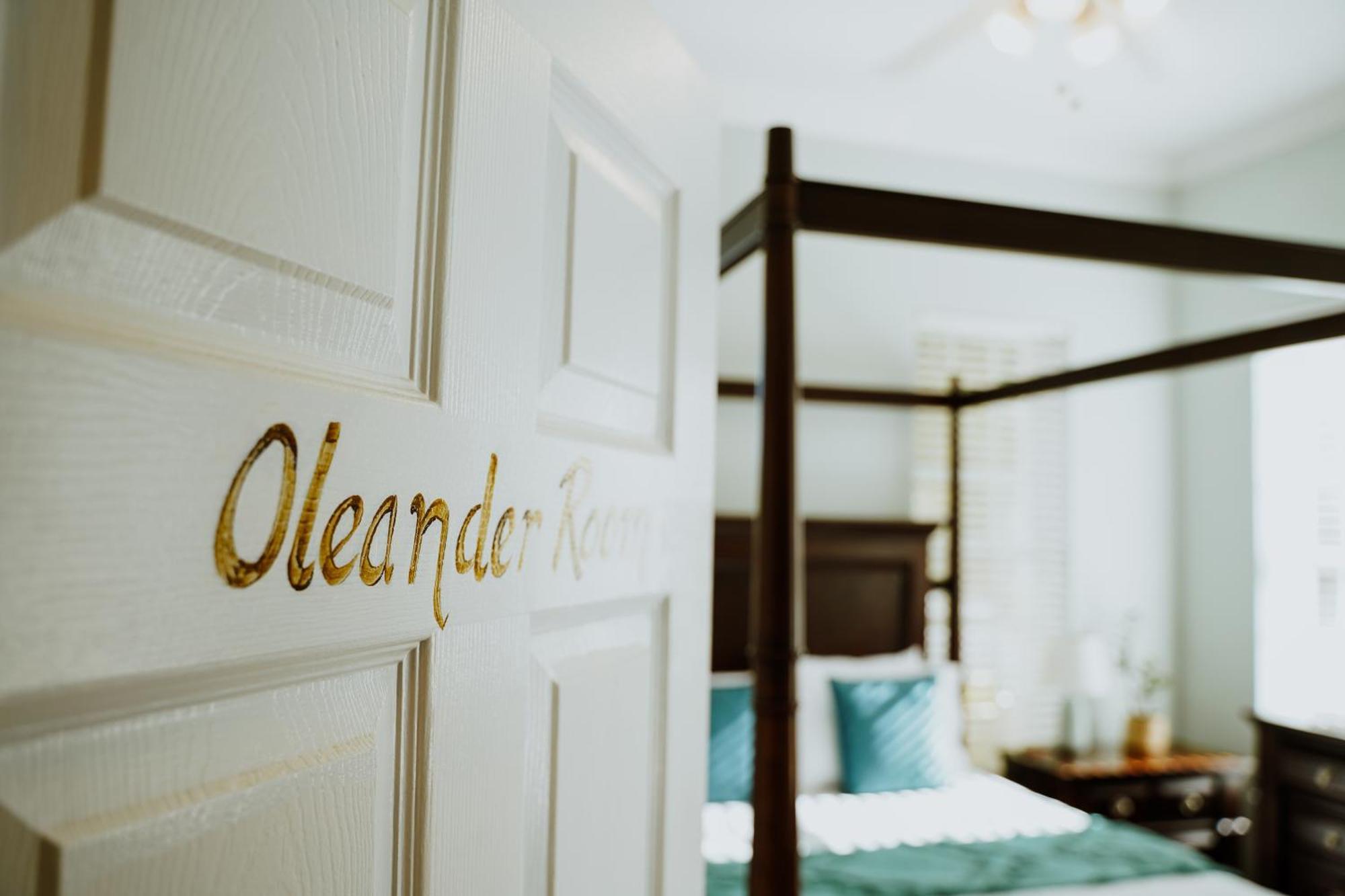 Shangri-La Boutique Bed & Breakfast West Bay Exteriör bild