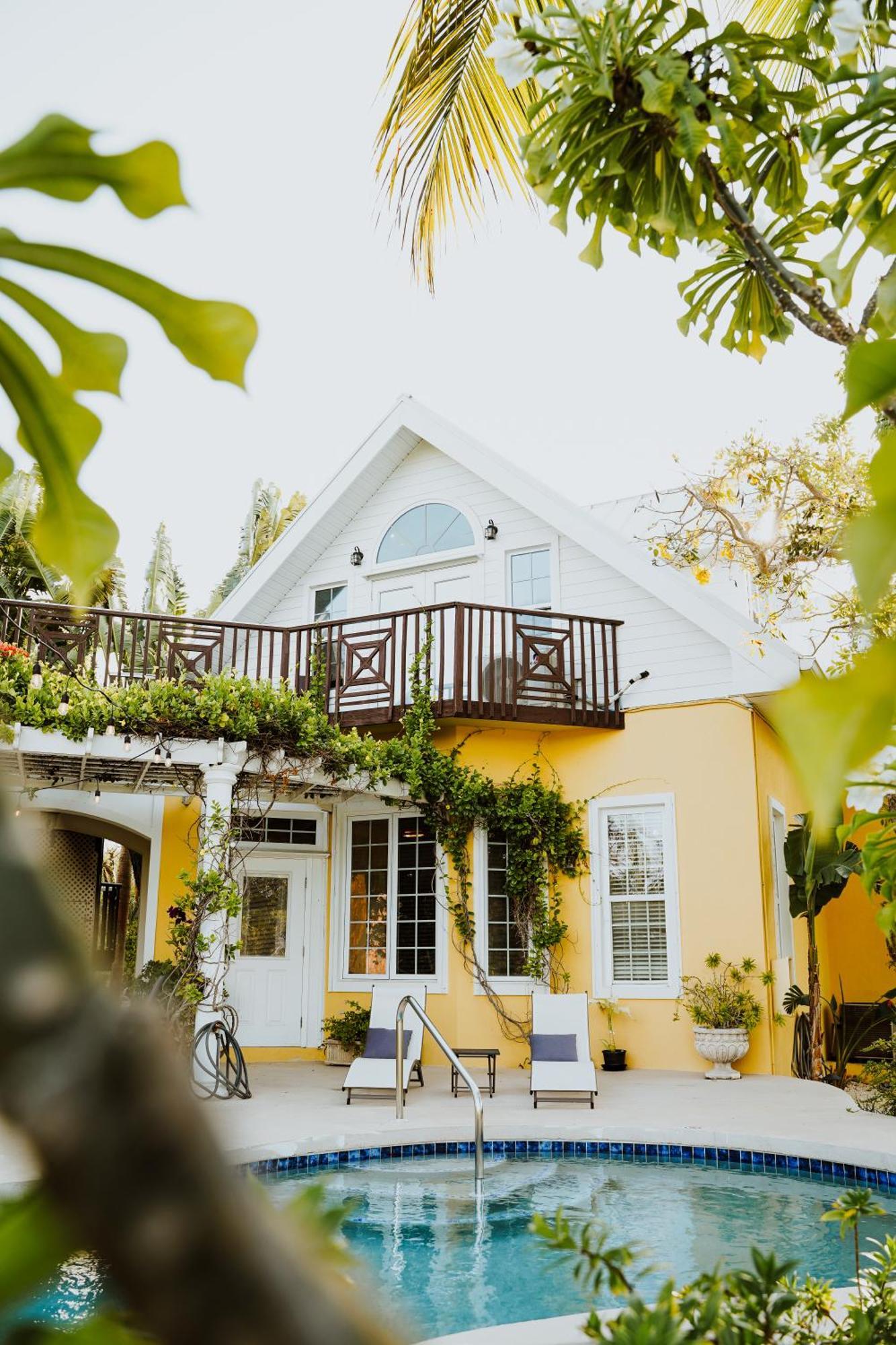 Shangri-La Boutique Bed & Breakfast West Bay Exteriör bild