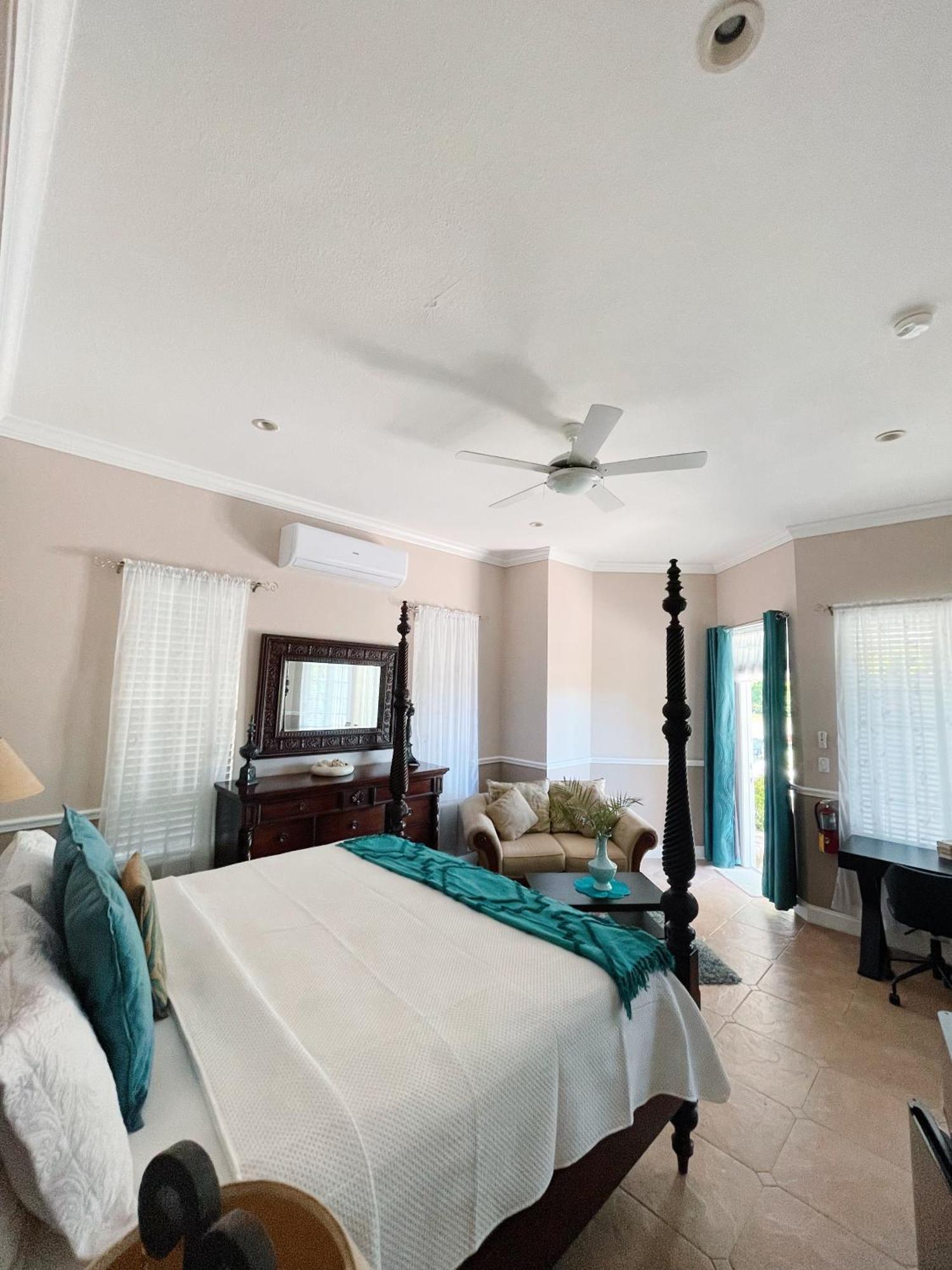 Shangri-La Boutique Bed & Breakfast West Bay Rum bild