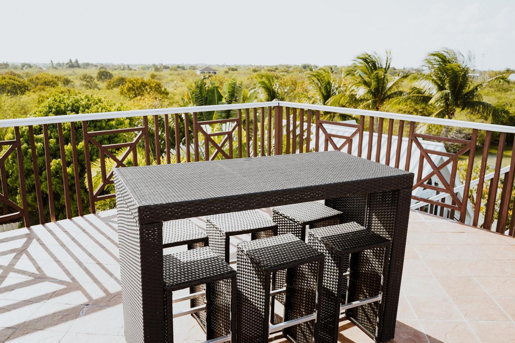 Shangri-La Boutique Bed & Breakfast West Bay Rum bild