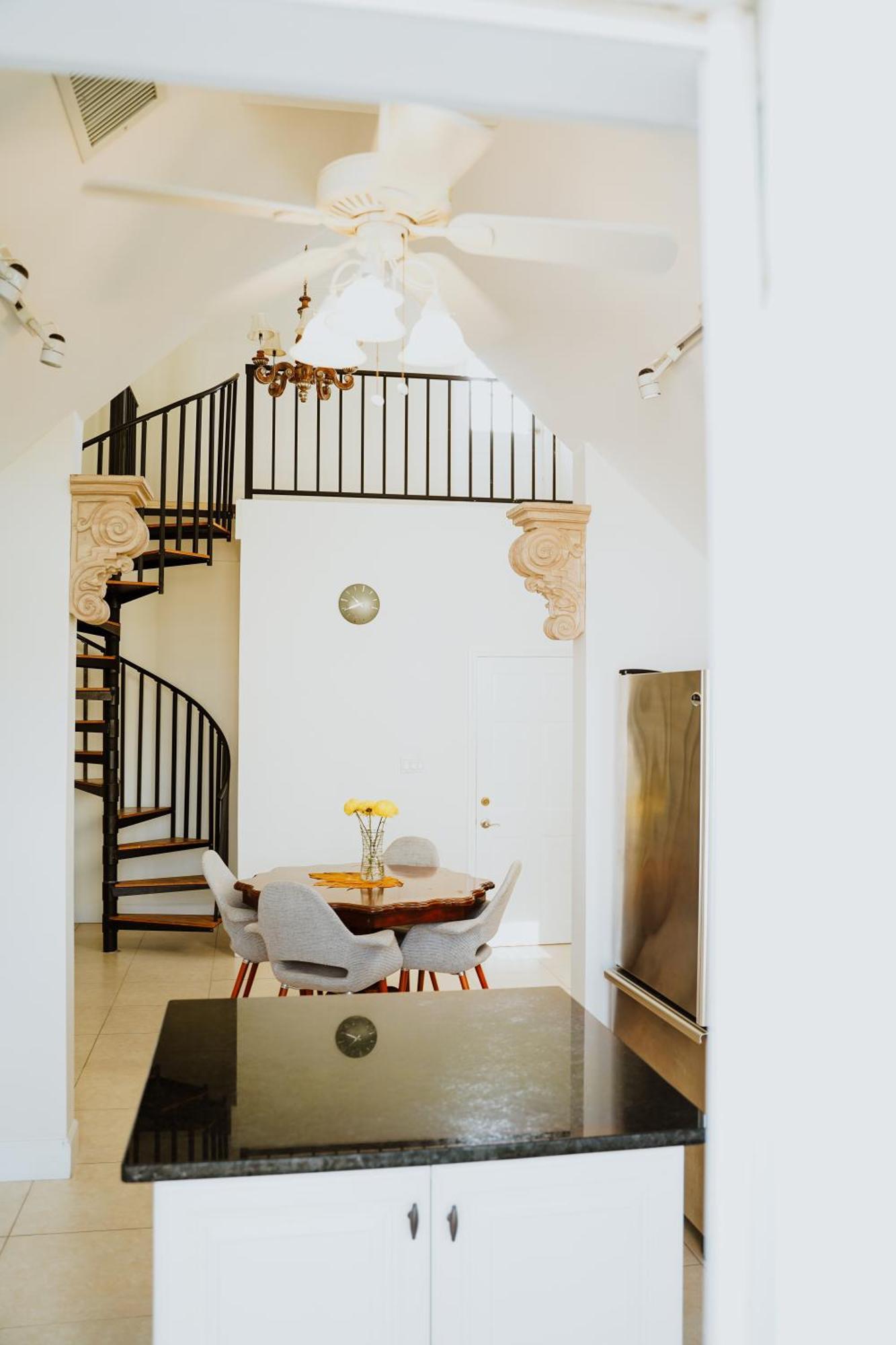 Shangri-La Boutique Bed & Breakfast West Bay Rum bild