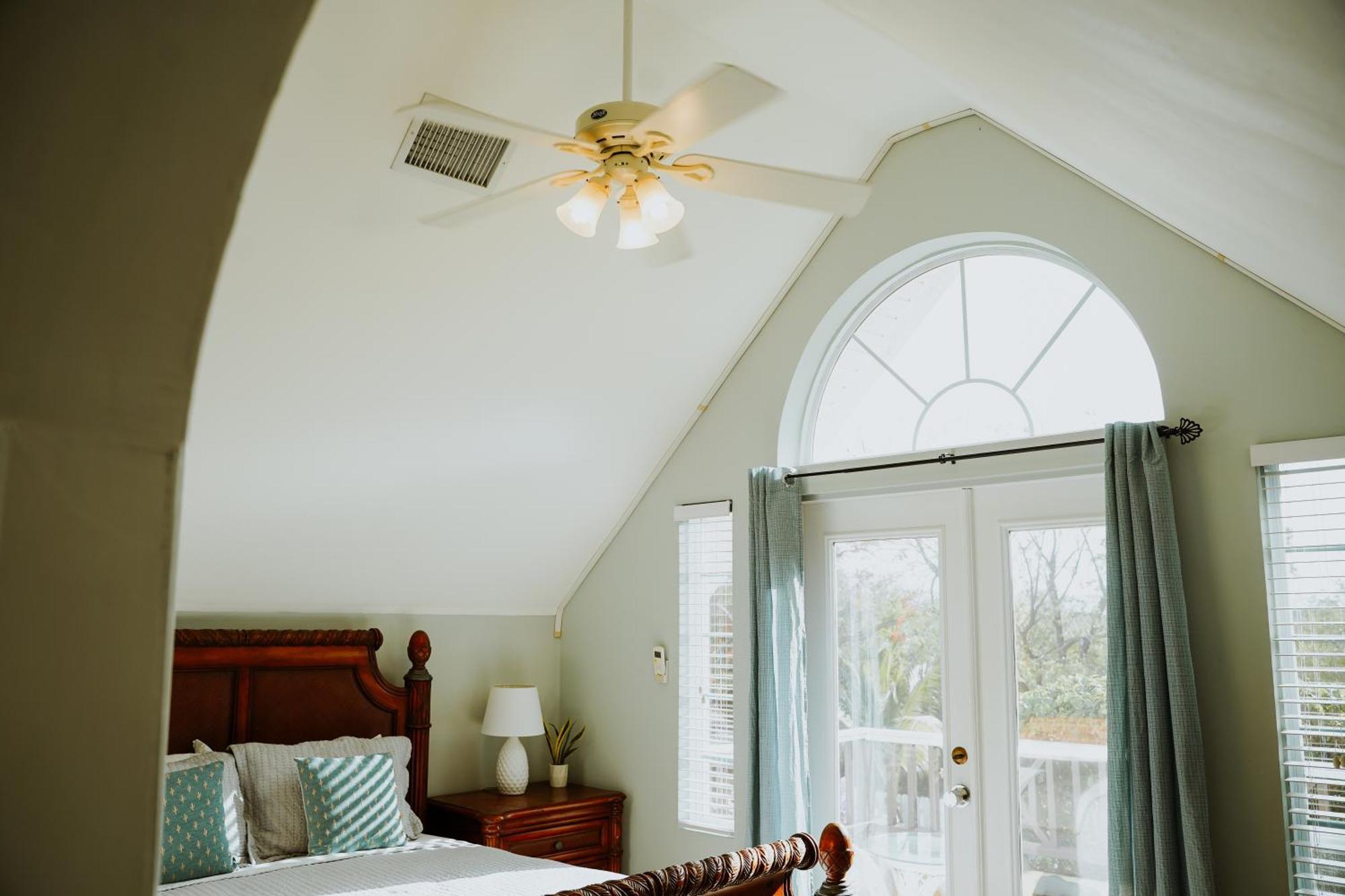 Shangri-La Boutique Bed & Breakfast West Bay Rum bild