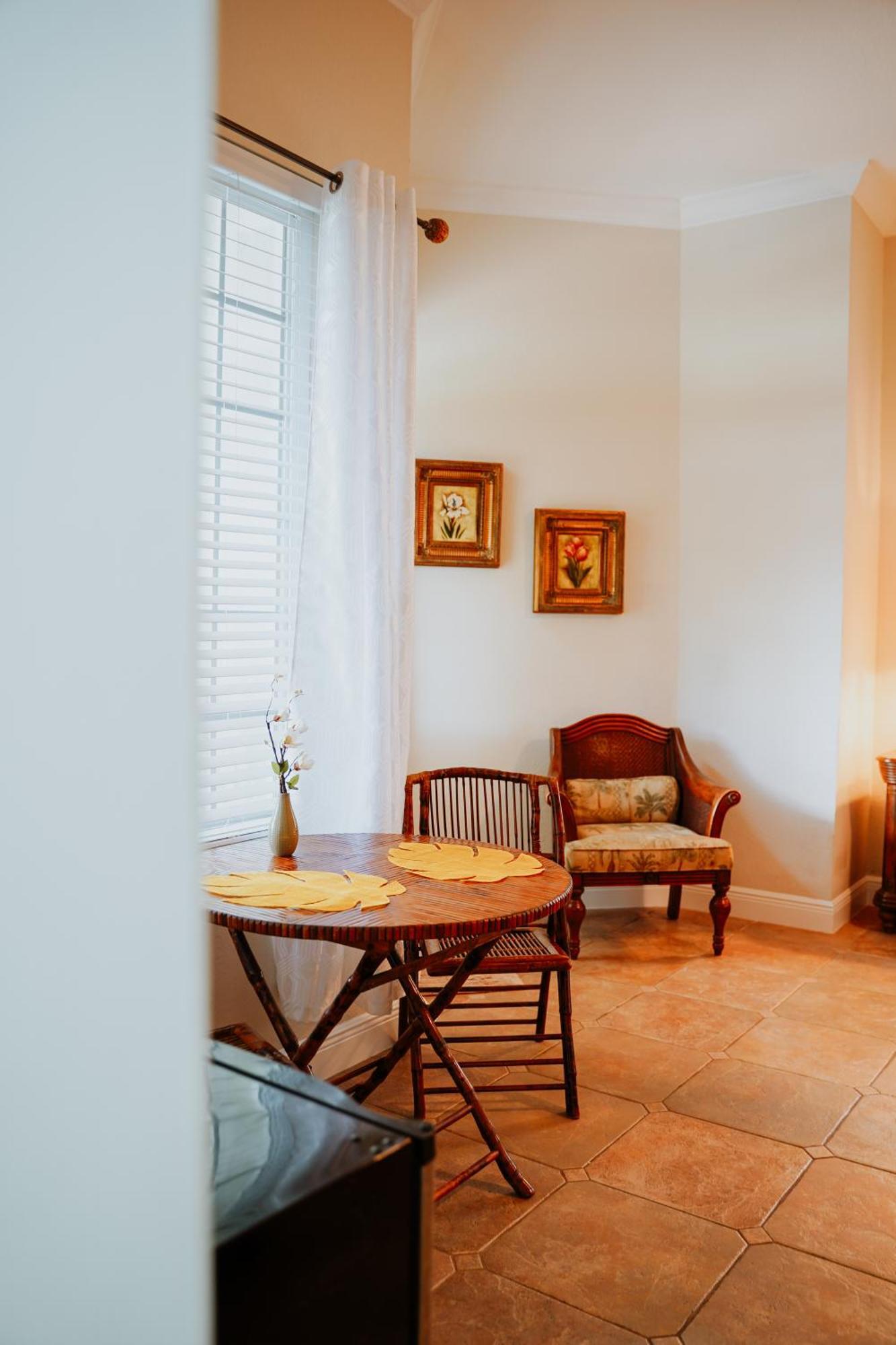 Shangri-La Boutique Bed & Breakfast West Bay Rum bild