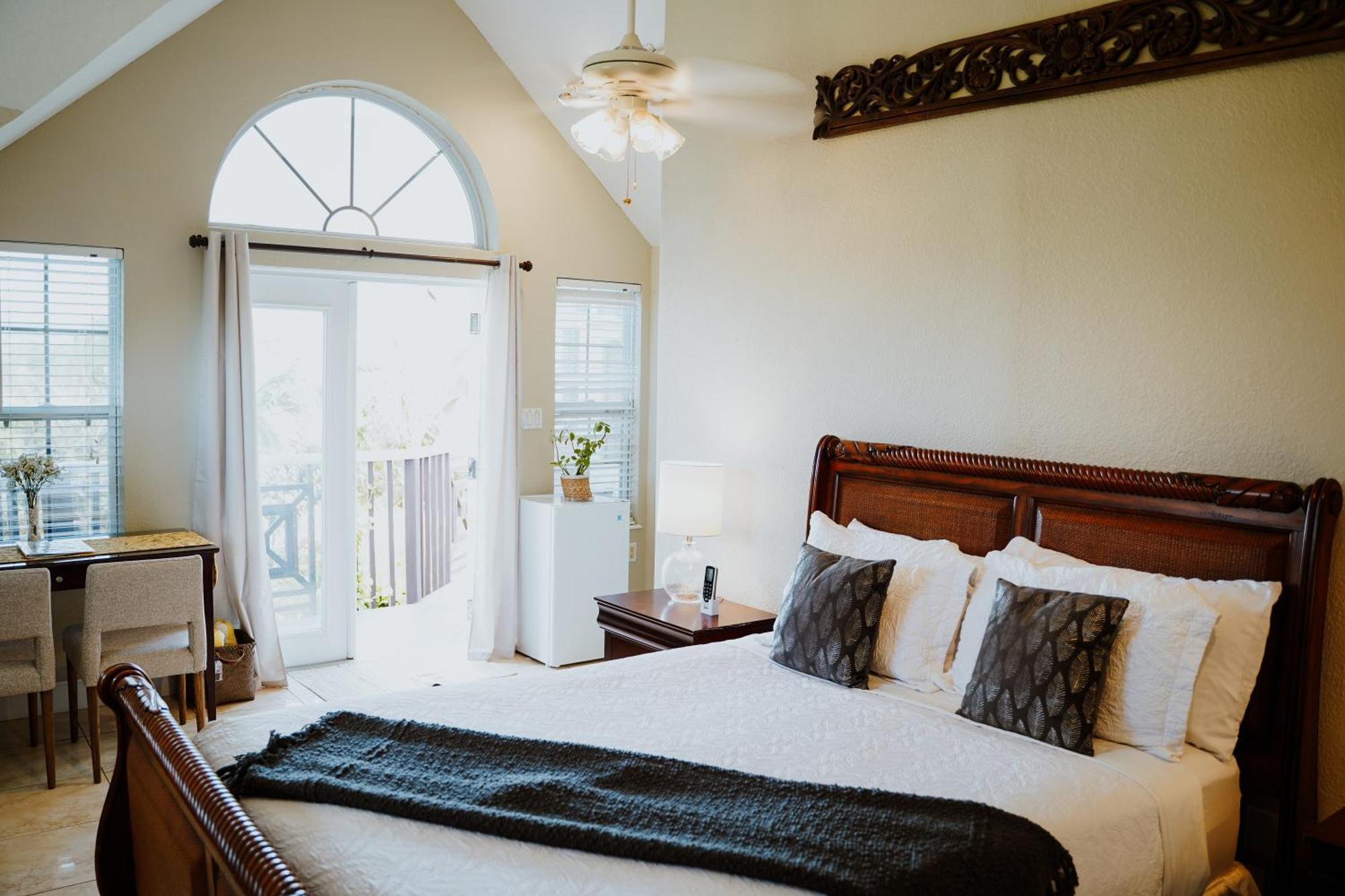 Shangri-La Boutique Bed & Breakfast West Bay Rum bild