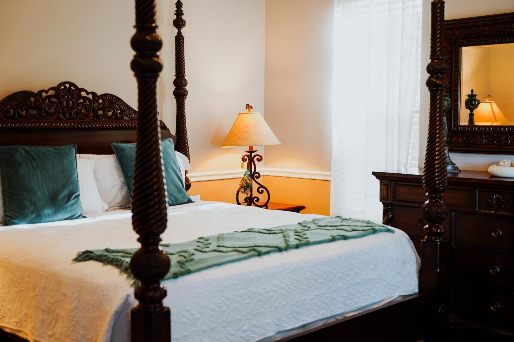 Shangri-La Boutique Bed & Breakfast West Bay Exteriör bild
